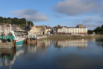 Port de plaisance dans le vieux bassin, ville de Honfleur, département du Calvados, France