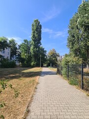 eine Wohngegend mit grünem Park in Berlin Treptow