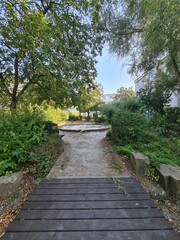 eine Wohngegend mit grünem Park in Berlin Treptow