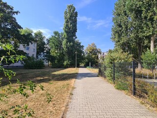 eine Wohngegend mit grünem Park in Berlin Treptow