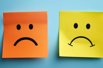 collage cut-out colorido  cabezas personas representan sentimientos estados de animo opuestos contrarios sensaciones felicidad tristeza sobre papeles notas pegajosas sticky