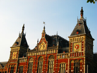 Fototapeta premium view of Amsterdam Central, capturing the grand architectural details from a low angle.