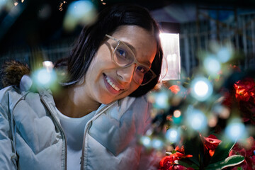 Retrato de una joven hispana latina con gafas y sonriendo muy feliz al aire libre.