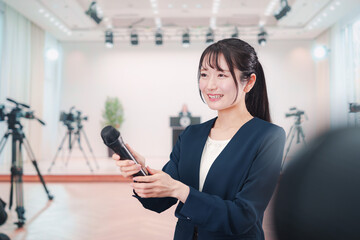 カメラの前でインタビューをする広報担当の女性