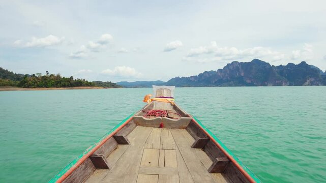 Plan large du nez du bateau sur le lac Cheow Lan en Tha&iuml;lande