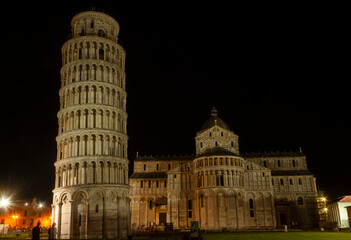 A nighttime view of the leaning tower of Pisa and Pisa Duomo