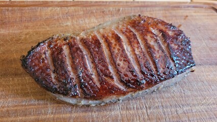 Magret de canard grill&eacute; dans une po&ecirc;le et pr&eacute;d&eacute;coup&eacute; 