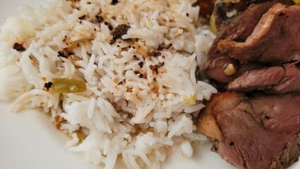 Belle assiette compos&eacute;e de magret de canard avec accompagnement de riz