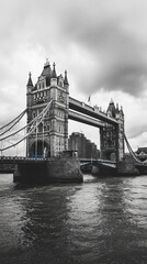 Obraz premium Tower Bridge, a majestic landmark in London, stands tall over the River Thames. The bridge's intricate architecture and powerful presence evoke a sense of awe and grandeur.