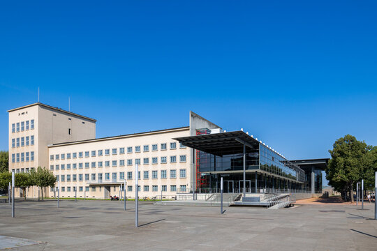 Der S&auml;chsische Landtag in Dresden ist an einem sonnigen Tag mit klarem Himmel zu sehen.