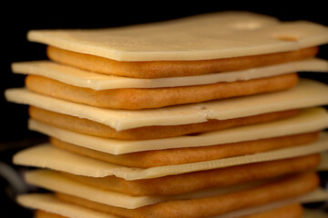 Käsescheiben auf Cracker