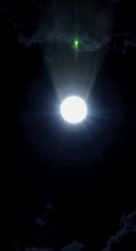 Ein helles Licht am Dunklen bewölkten Himmel, Fantasie Stile