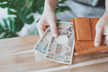 財布からお金を出す人の手元