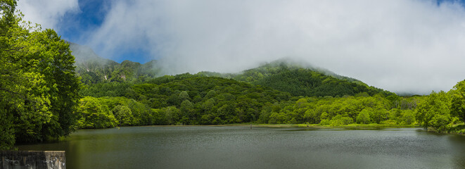 日本　長野県長野市戸隠にある新緑の木々に囲まれた鏡池から眺める戸隠連峰