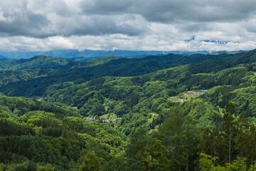 Obraz premium 日本 長野県長野市鬼無里の大望峠から眺める風景