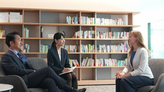 ロビーで会話する多国籍ビジネスパーソンのグループ