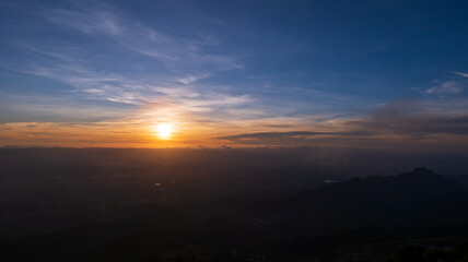 Obraz premium Landscape view of sunrise in the mountain