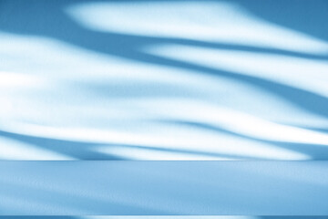 Obraz premium Studio style background wall decoration presentation uses white and blue tones. with shadows cast from a nearby window, concept creating a decorative backdrop.