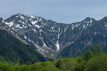 Obraz premium 日本 長野県松本市安曇にある山岳景勝地の上高地の大正池から見える穂高連峰
