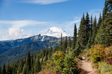 Fototapeta premium Mount Rainier views from Naches Peak Look Trail