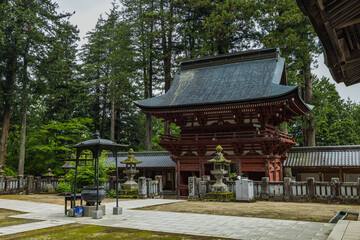 Fototapeta premium 日本 長野県松本市にある牛伏寺の仁王門