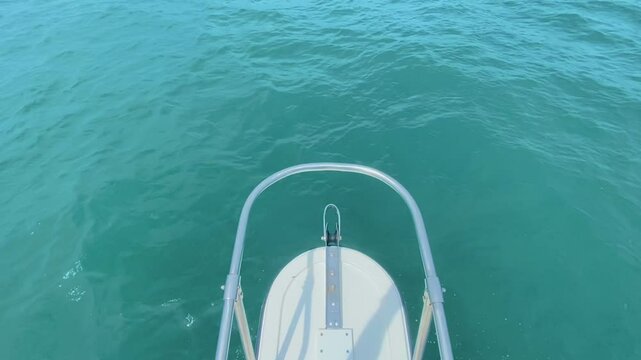 proa o punta de bote en el mar con con mas azul en horizonte 