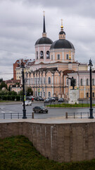 Obraz premium A large church with a statue of a man in front of it