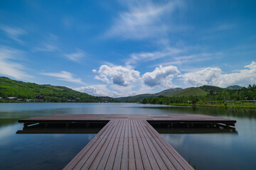 日本　長野県北佐久郡立科町にある白樺湖　フリー桟橋と新緑の木々に囲まれた湖畔