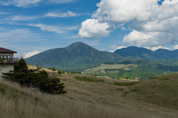 日本　長野県諏訪市の霧ヶ峰富士見台のビーナスライン沿いにある展望台から見える茅野山