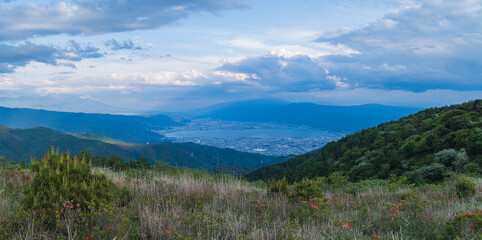 日本　長野県岡谷市と塩尻市の境にある高ボッチ山の高ボッチ高原　展望台から見える諏訪湖