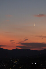 静寂の空に浮かぶ星と三日月