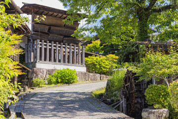 日本　長野県木曽郡南木曽町にある中山道の宿馬町、妻籠宿の町並みと水車と高札場