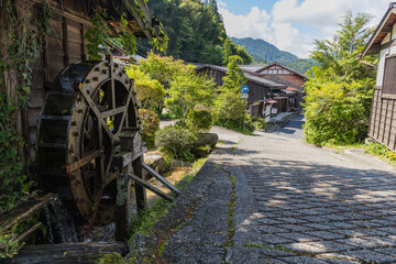日本　長野県木曽郡南木曽町にある中山道の宿馬町、妻籠宿の町並みと水車小屋 © pespiero
