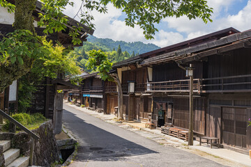 日本　長野県木曽郡南木曽町にある中山道の宿馬町、妻籠宿の寺下の町並み