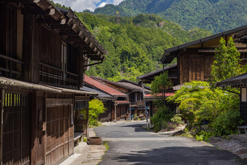 日本　長野県木曽郡南木曽町にある中山道の宿馬町、妻籠宿の寺下の町並み