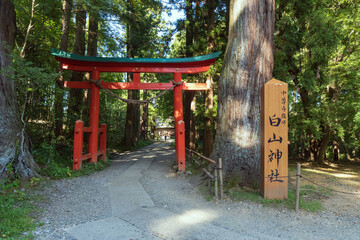 世界遺産・中尊寺／白山神社の鳥居と標柱【国指定史跡】日本岩手県・10月
