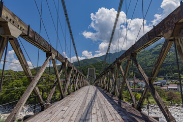 日本　長野県木曽郡南木曽町にある木曽川に架かる桃介橋、別名桃の橋
