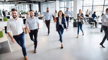 モダンなオープンスペースを歩くビジネスマンたちが示す、コワーキングオフィスの活気ある雰囲気