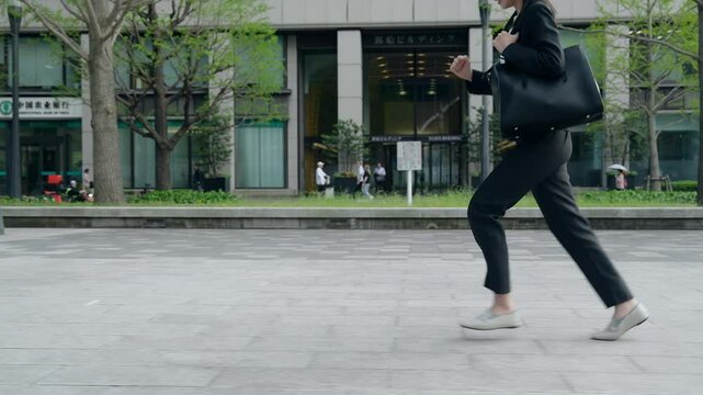 都市を全力疾走する女性ビジネスパーソン