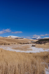 積雪の少ない踊り場湿原から望む冠雪した車山と蓼科山