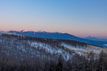 Obraz premium 厳冬期の霧ヶ峰から望む夕暮れの八ヶ岳連峰