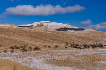 積雪の少ない踊り場湿原から望む冠雪した車山