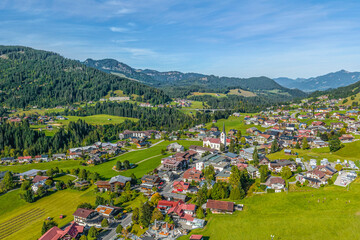 Sonniger Herbstnachmittag bei Riezlern im Kleinwalsertal in Vorarlberg