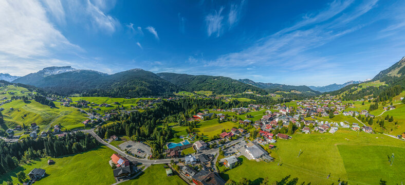 Panoramablick &uuml;ber das Kleinwalsertal rund um die Gemeinde Riezlern in Vorarlberg
