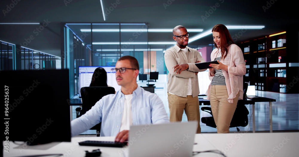Aufkleber business team using tablet technology