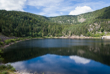Fototapeta premium Lac de montagne. Lac des Vosges. Lac blanc. Lac des corbeaux. Lac Alsace. Vue sur un lac en été.