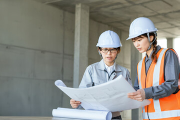 工事現場で輝く美しい日本人女性