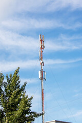 Obraz premium A red and white tower stands tall against a blue sky
