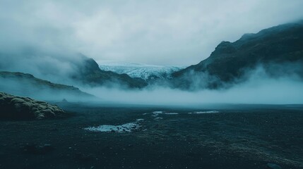 Obraz premium Ominous fog rolling over desolate landscape