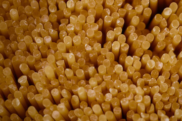 Żółte trojwymiarowe tło z makaronu kukurydzianego do spaghetti 